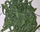 Foto del paso 8 de la receta: Fideos caseros de espinaca con salsa rosa