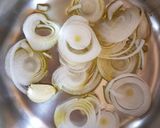 Foto del passaggio 2 della ricetta Fagioli con le cotiche ricetta di casa mia