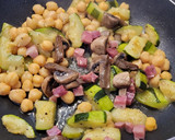 Foto del paso 5 de la receta: Salteado de calabacín, champiñones con jamón y garbanzos