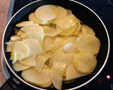 Foto del paso 2 de la receta: Tortilla de patatas, cebolleta y pimientos