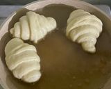 Foto langkah ke 4 dari resep Donat Bentuk Croissant.