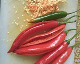Foto langkah ke 1 dari resep Cabe merah goreng isi ayam cincang.