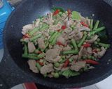 รูปขั้นตอนการทำที่ 4 ของ หมูผัดกะปิมะเขือพวงถั่วฝักยาว