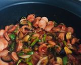 Foto del paso 3 de la receta: Spaghettis con Salchichas, berenjenas, pimientos verdes 🍆🍝