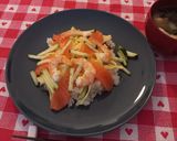 Foto del passaggio 10 della ricetta Chirashi sushi con frittata e gamberi (con le cose che ho trovato in frigo)