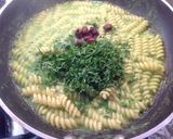 Foto del passaggio 3 della ricetta Fusilli con crema di piselli, rucola e croccante di parmigiano