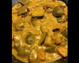 Une image de l'étape 2 de Mijoté de dinde oignons curry gingembre raisins noix de cajou et courgettes.