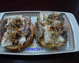 Foto del paso 2 de la receta: Tostas de pan, con queso fresco, caballa y petalos de flores