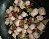 Foto del paso 3 de la receta: Espagueti al ajo con longaniza de pavo, setas y tomate seco