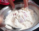 A picture of step 2 of Onion Pakoda.