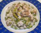 Foto del passaggio 4 della ricetta Risotto light con funghi porcini punte di asparagi e piselli