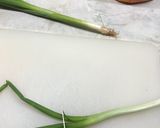 Φωτογραφία βήματος 4 της συνταγής Πως καθαρίζουμε φρέσκο κρεμμυδάκι