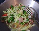 Foto langkah ke 4 dari resep 45. Tumis labu siam kembang bawang.