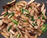 Hình bước làm 2 của món Nấm mối xào bơ tỏi