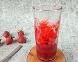 Foto langkah ke 3 dari resep Korean Strawberry Milk latte.