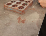 Foto del paso 11 de la receta: Bombones de chocolate con relleno de Chapulín 🦗