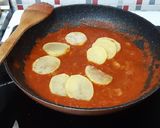 Foto del paso 2 de la receta Alitas de pollo fritas acompañadas de patatas con tomate