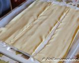 Foto del passaggio 2 della ricetta Rose di sfoglia con Zucchine, Carote e Formaggio di Latteria