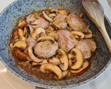 Foto del paso 3 de la receta: Solomillo de cerdo salteado con puerros y champiñones