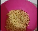 Foto langkah ke 2 dari resep Bola-Bola mie keju.
