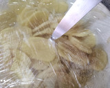 Foto del paso 2 de la receta: Merluza con ajo, perejil y patatas panaderas en 22 minutos
