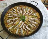 Foto del paso 11 de la receta: Paella huertana de boquerones, habas, alcachofa y ajos tiernos