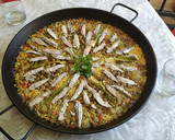 Foto del paso 11 de la receta: Paella huertana de boquerones, habas, alcachofa y ajos tiernos