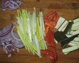 Foto del paso 2 de la receta: Cazuelita de arroz, verduras y pollo macerado