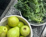 Hình bước làm 1 của món Nước Ép Thanh Mát, Giải Nhiệt Ngày Hè: Combo Detox Cải kale Và Ổi 1:1