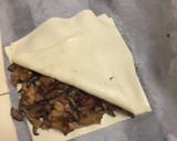 Foto del paso 4 de la receta: Hojaldre con 🍄, 🧀 y cebolla caramelizada