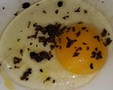 Foto del paso 1 de la receta: Huevo frito con trufa negra rallada y guarnición