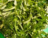 Foto langkah ke 2 dari resep Oseng Daun Kencur Pedas.