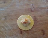 Foto del passaggio 8 della ricetta Ravioli con ripieno di gamberi, amaretti e patata, su crema di asparagi e fonduta di ricotta salata