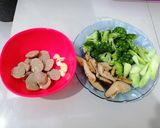 Foto langkah ke 1 dari resep Brokoli tumis bakso.