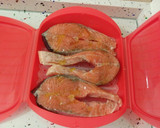 Foto del paso 6 de la receta: Salmón al vapor con eneldo, calabacines gratinados rellenos de pimientos y frutos secos