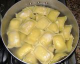 Foto del paso 9 de la receta: Raviolones a los cuatro quesos con crema al verdeo