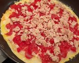 Foto del paso 2 de la receta Tortilla abierta de atún y tomate