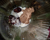 A picture of step 2 of Choco dates shake.