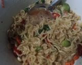 Foto langkah ke 3 dari resep Omelet mie instan.