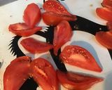 Une image de l'étape 4 de Salade de tomates et carottes aux anchois et câpres sauce agrumes.