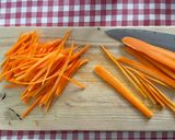 Foto del passaggio 2 della ricetta Involtini di pasta fillo con gamberi e verdure saltate