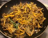 Une image de l'étape 9 de Poêlée de chanterelles à l oignon de roscoff et romarin frais.