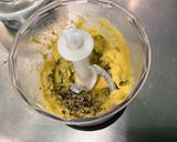 Une image de l'étape 2 de Sauce salade à la moutarde, herbes et cornichons.
