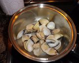 Foto del paso 4 de la receta: Rape con patatas, almejas y gambitas