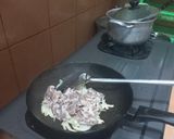 Foto langkah ke 6 dari resep Pizza Roti Bakar Topping Beef Slice Bolognese.