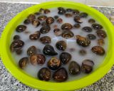 Hình bước làm 1 của món Ốc mít hấp lá ổi