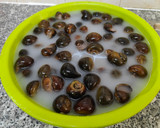 Hình bước làm 1 của món Ốc mít hấp lá ổi