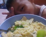 Foto langkah ke 4 dari resep Mie kuah soto plus sayur.