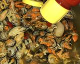 Foto langkah ke 3 dari resep Kerang Hijau Kuah Santan.
