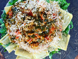 Ravioles con salsa de tomate sobre colchón de lechuga